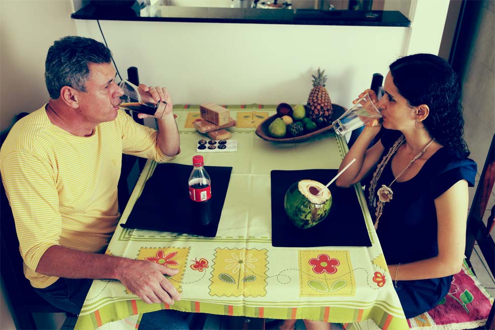 Casal José Moreira e Morgana se divide quanto ao que consome à mesa: ele, produtos industrializados; ela, orgânicos.
